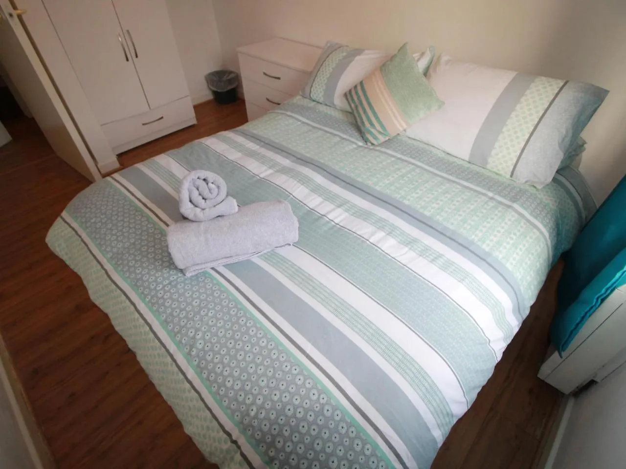 Cosy Central Apartment With Parking Кардифф