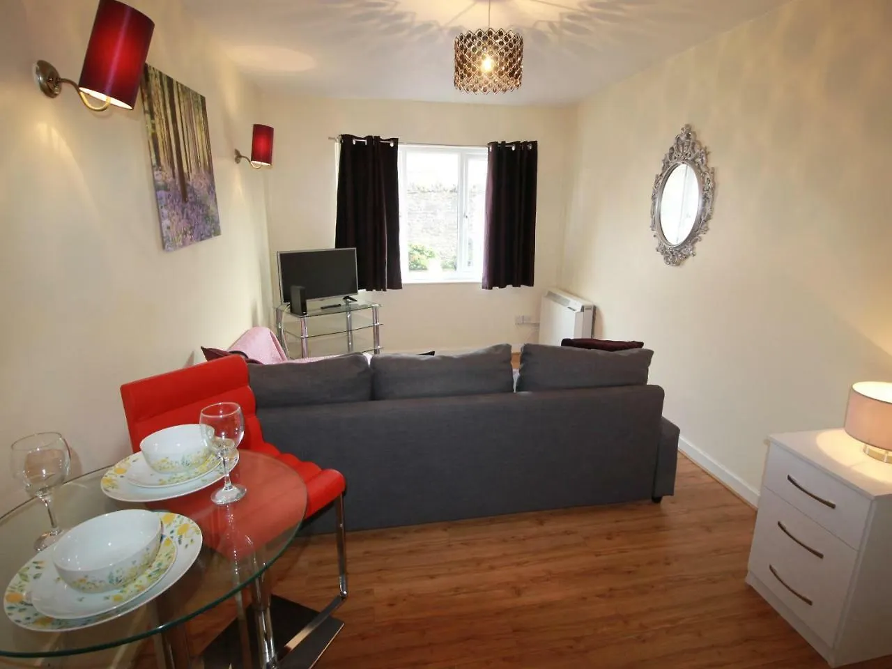 Cosy Central Apartment With Parking Кардифф