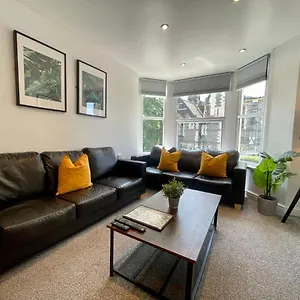  Apartment 8 Person, 4 Bedroom Light, Warm & Modern